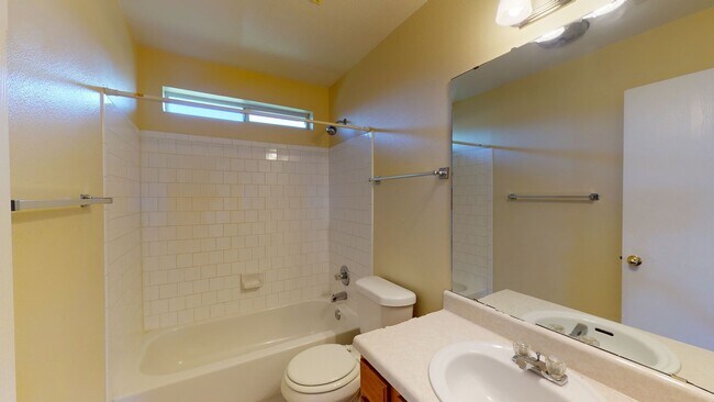 Foto del edificio - 2 WEEKS FREE RENT!!! PRICE IMPROVEMENT $1,295!!!