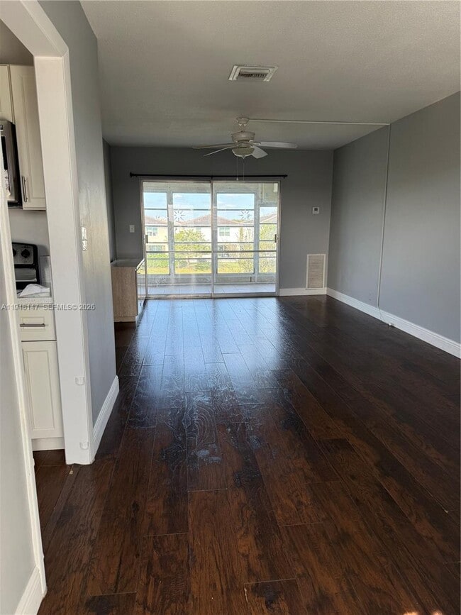 Building Photo - 1021 Crystal Lake Dr