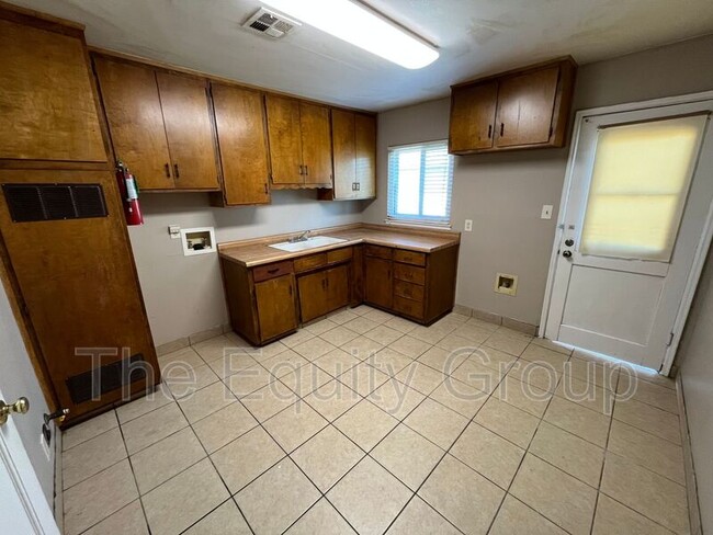 Building Photo - 515 N M St