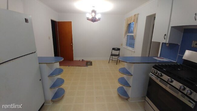 Foto del edificio - 3 br, 1 bath House - 28 YellowBrook Road