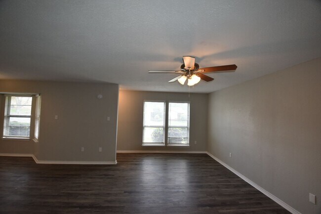 Building Photo - 3213 Meadow Wood Ln