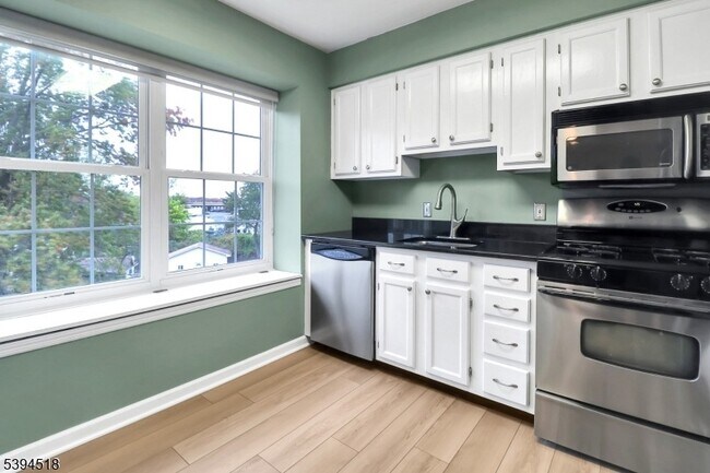 Foto del edificio - 121 Country Club Dr