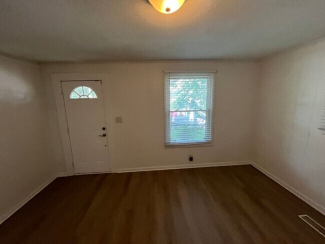 Foto del edificio - West Nashville 3BR Duplex
