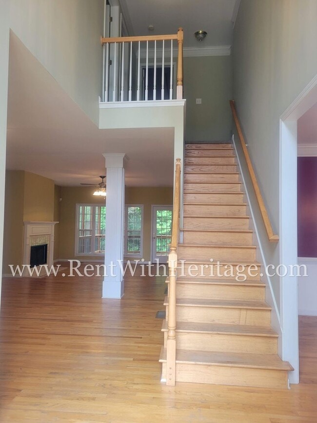 Foto del edificio - Gorgeous 3-Story Brick Home / 2 Fireplaces / Full Finished Basement / Chapel Hill Schools