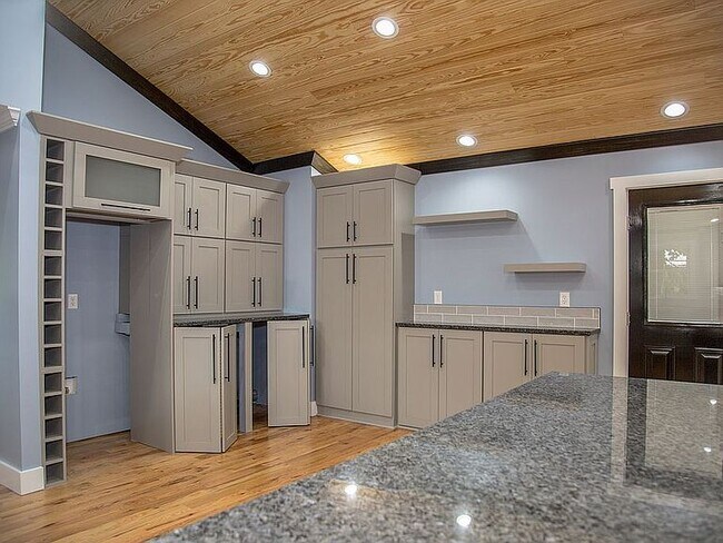Building Photo - 208 N Sunset Dr
