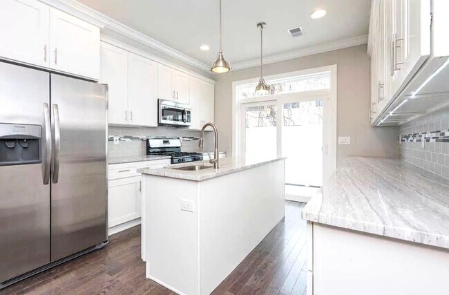 Building Photo - Gorgeous 3-Bedroom Townhome with Finished ...