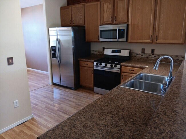 Foto del edificio - Charming 3-bedroom, 2-bathroom house! Showings Available Now!