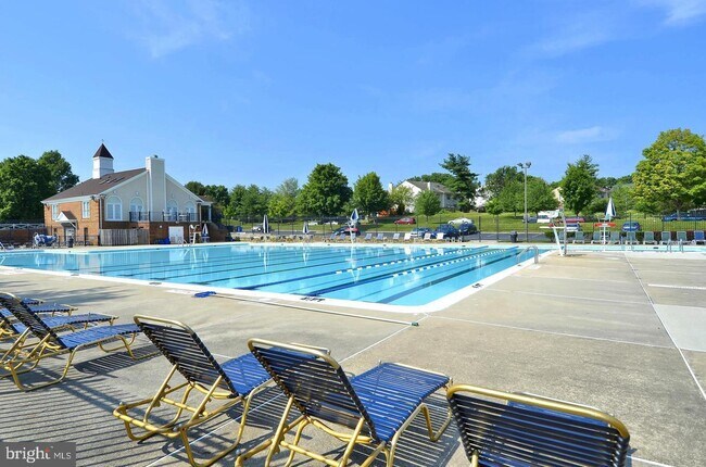 Building Photo - 7 Normandy Square Ct