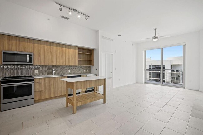 Foto del edificio - 2150 N Bayshore Dr