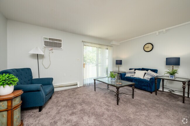 1 habitación, 1 baño - 700 pies cuadrados - Sala de estar - Serenity Manor 55+ Independent Active Living