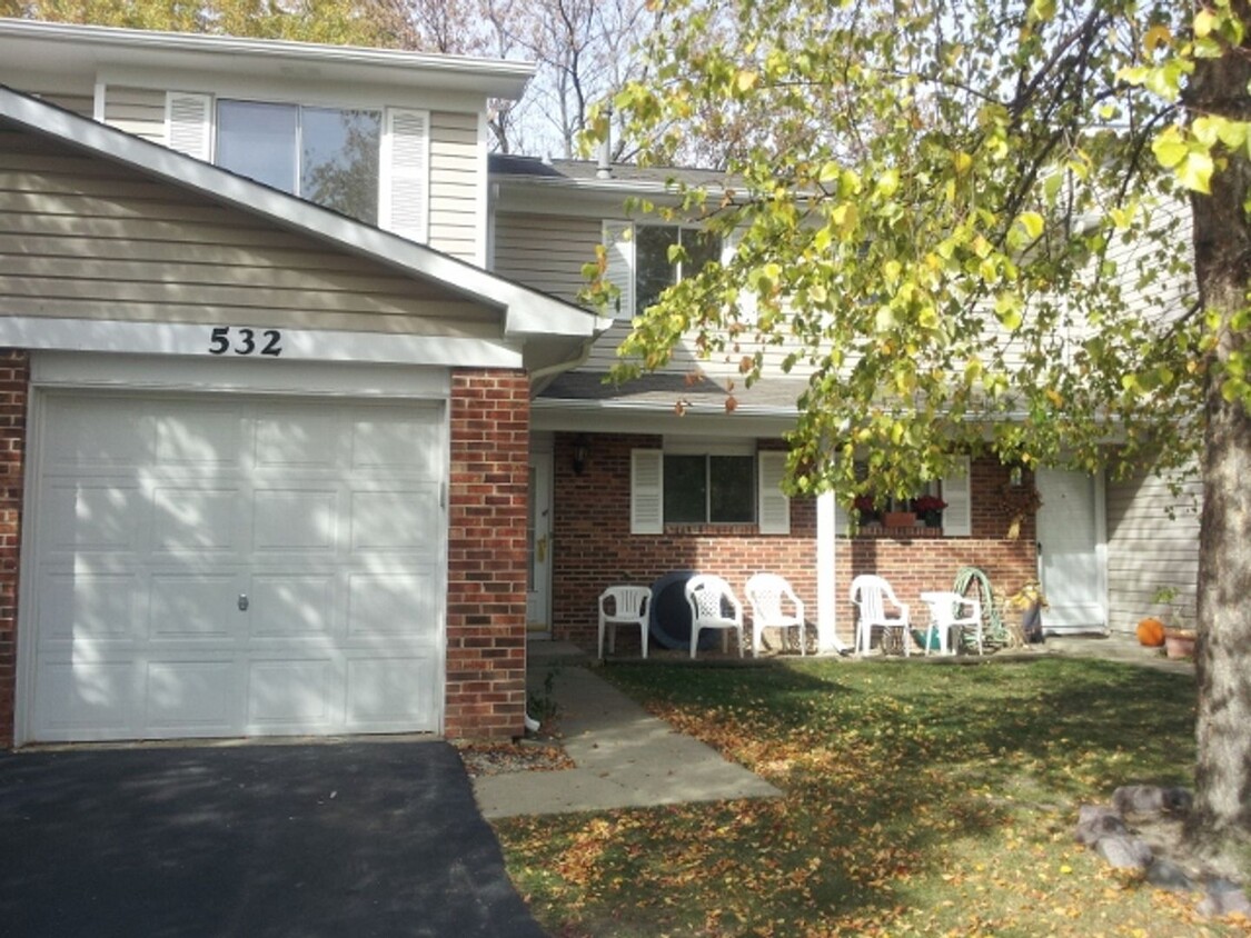 Primary Photo - Carol Stream Townhome with Three Bedrooms ...