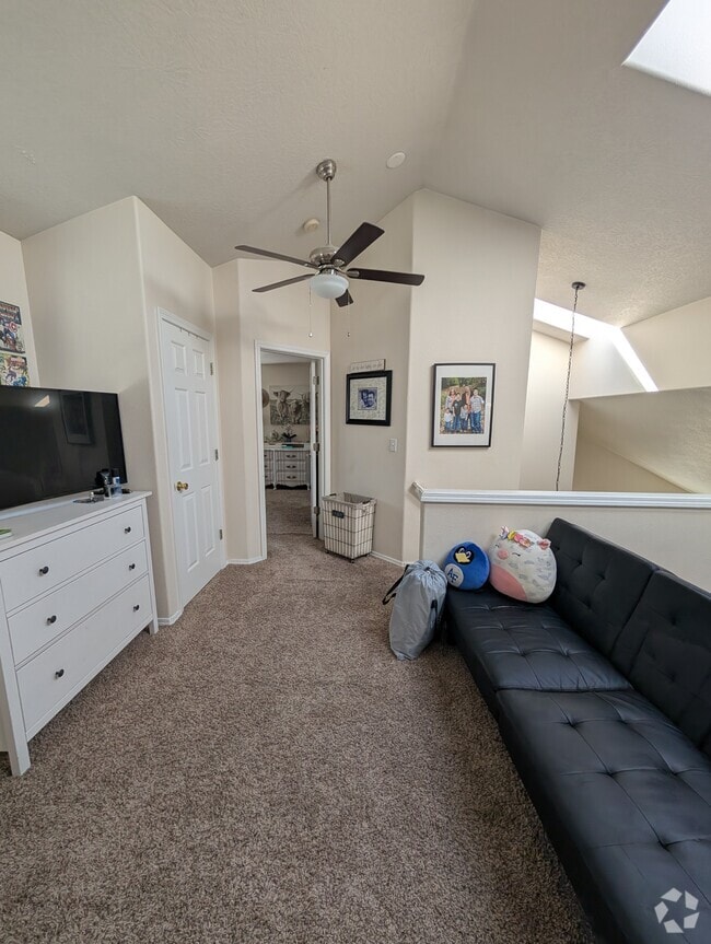 Building Photo - 6925 / 6927 Ridgetop Dr NE