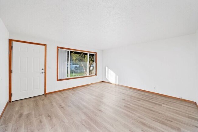 Foto del edificio - 3 bedroom downtown Hillsboro!! Call today-...
