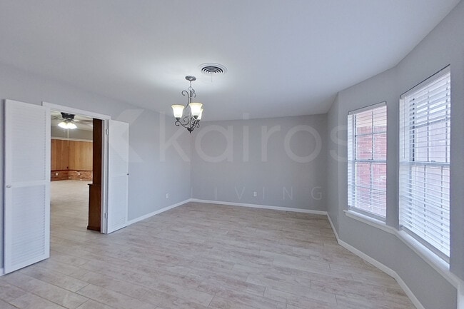 Building Photo - 2721 James Louis Dr
