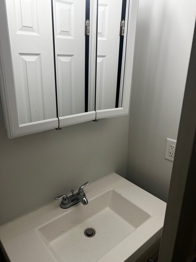 Foto del edificio - 131 Cosey Beach Ave