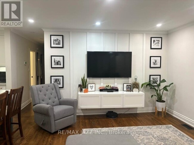 Photo du bâtiment - 1074 Willowdale Ave