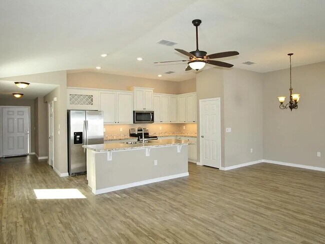Foto del edificio - 5555 NW Pine Trail Cir