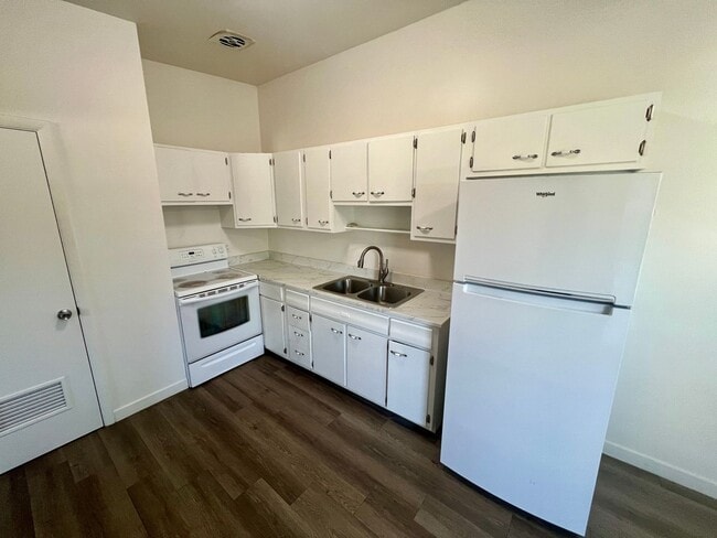Building Photo - Remodeled unit in Millcreek