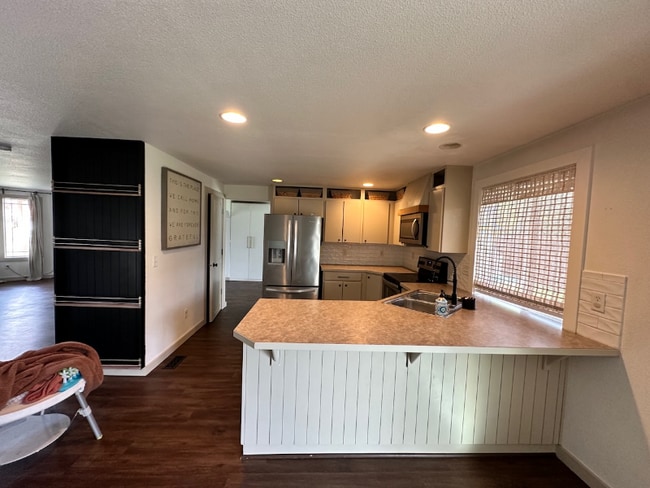Building Photo - 2021 Dilley Ave