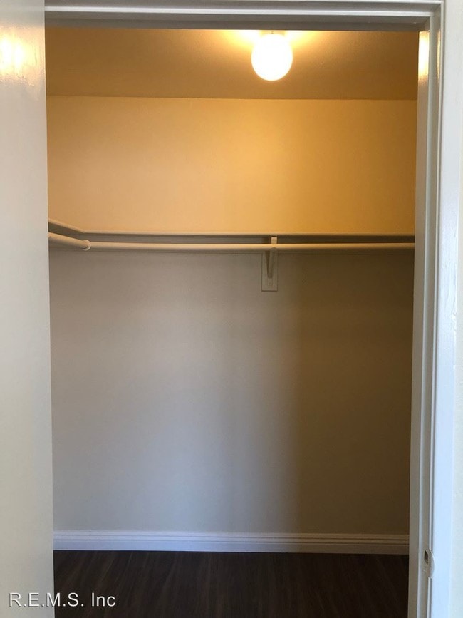 Building Photo - 860 W 165th Pl