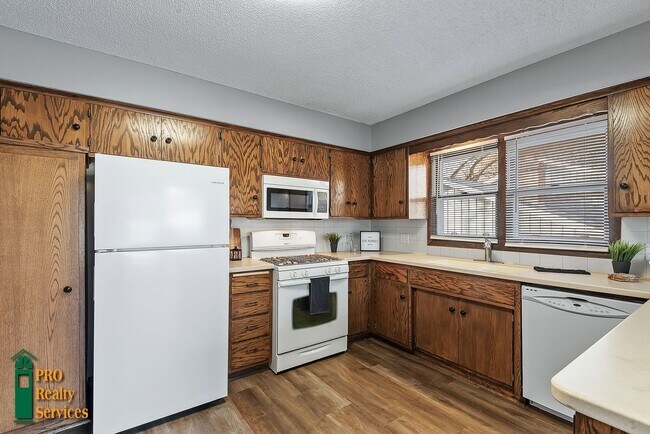 Foto del edificio - 4 Bedroom Home in Brooklyn Center