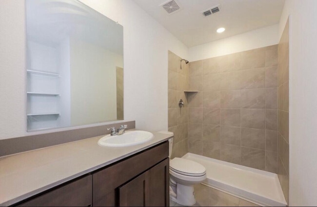Foto del edificio - 1301 Clear Creek Dr