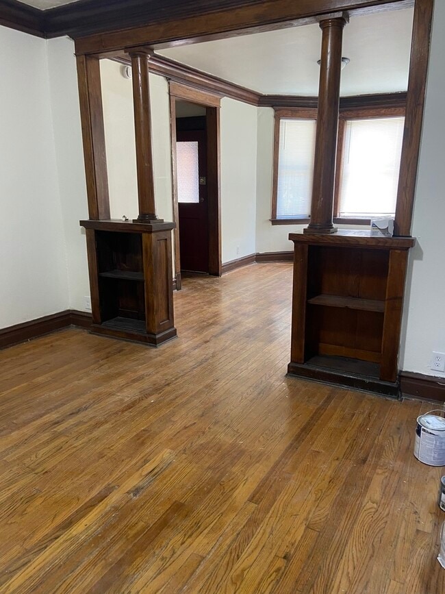 Building Photo - 622 N Trumbull Ave