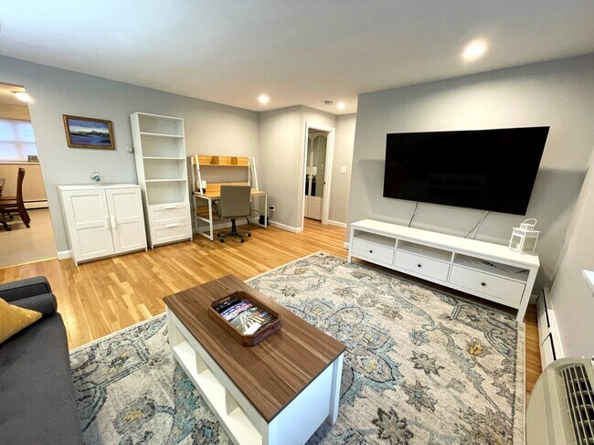 Amplia sala de estar con Smart TV - 55 Colborne Rd
