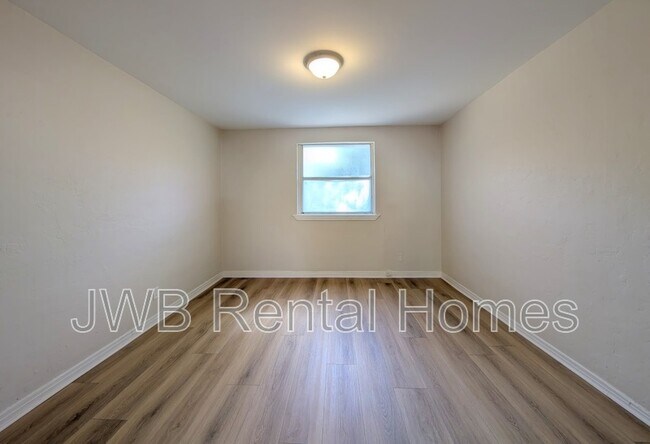 Foto del edificio - 1634 Rosanne St