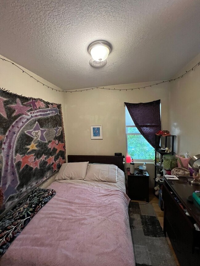 Foto del edificio - Spacious Two-Bedroom Upper with Lofted Bonus Space on Milwaukee’s Upper East Side