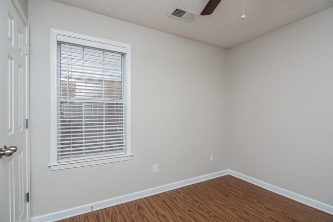 Building Photo - 1118 Greenwich Dr