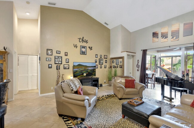 Foto del edificio - 1803 Rosewood Way