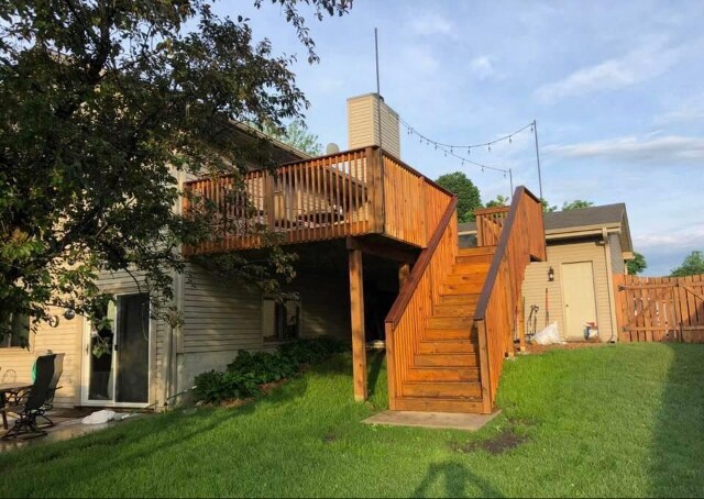 Large Deck 3 years old - 11022 Quebec Ave N