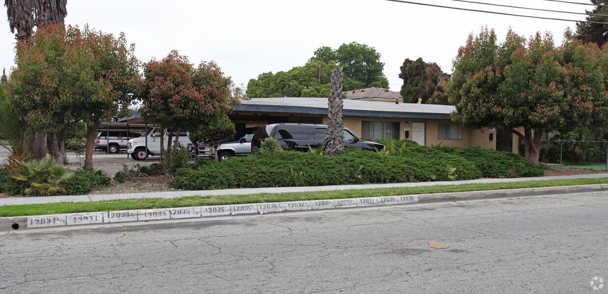 Primary Photo - 12041-12051 Deana St