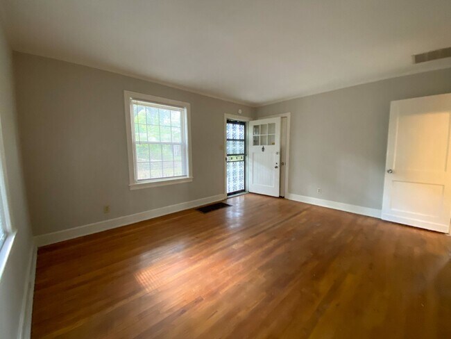 Building Photo - 2 bed, 1 bath near the University of Memphis