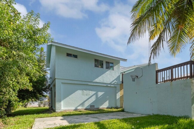 Building Photo - 18 N Channel Dr