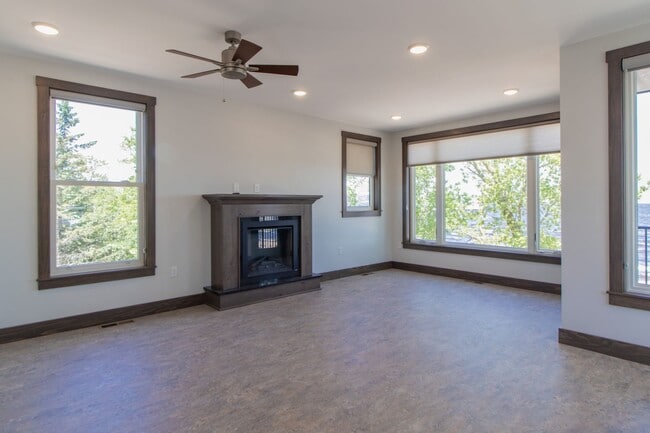 Building Photo - AVAILABLE AUGUST - Beautifully Renovated 2 bed/1bath Home on PARK POINT