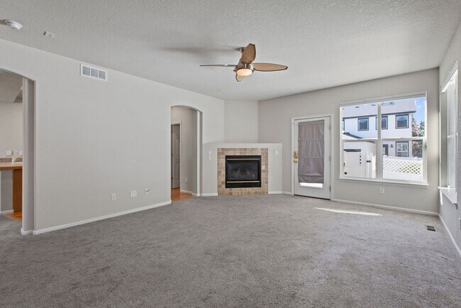 Foto del edificio - Beautiful & Bright 4 bedroom in Observatory Village