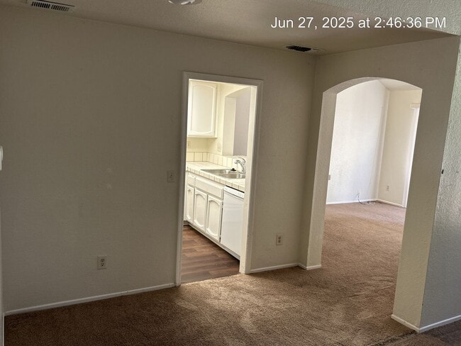 Building Photo - Spacious 2 Story Home!