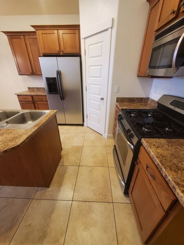 Primary Photo - Huge 2 Bedroom Townhome for Rent at The Di...