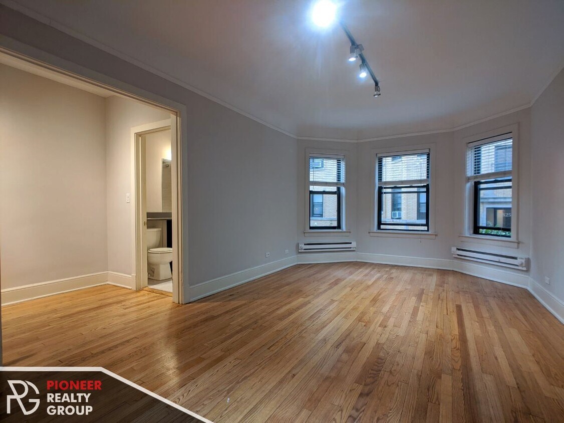 Foto principal - 2317 N Rockwell St