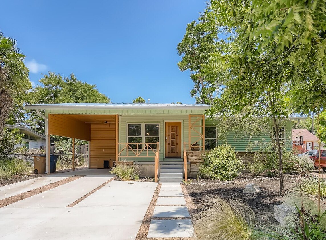 Foto principal - Updated Highland home with mid-century charm