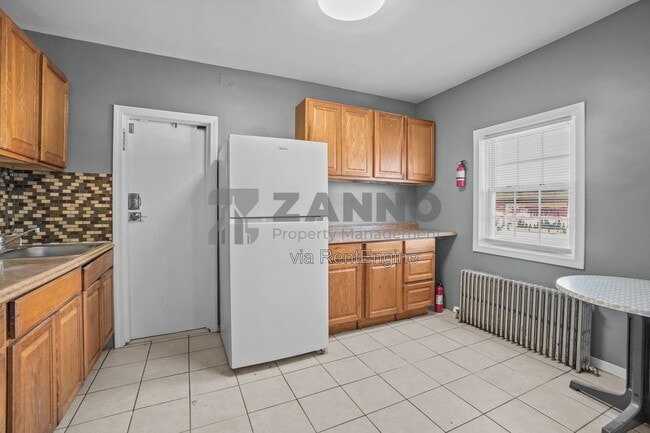 Building Photo - 72 Mowry St