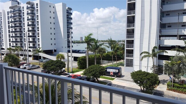 Foto del edificio - 7933 West Dr
