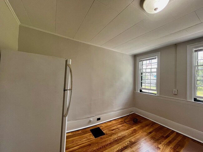 Building Photo - 799 Elm St