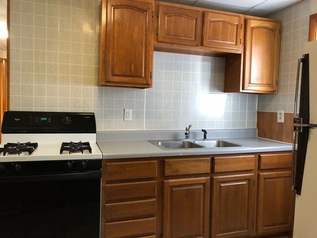 Building Photo - Comfy 2-Bedroom Home with Garage in Moline