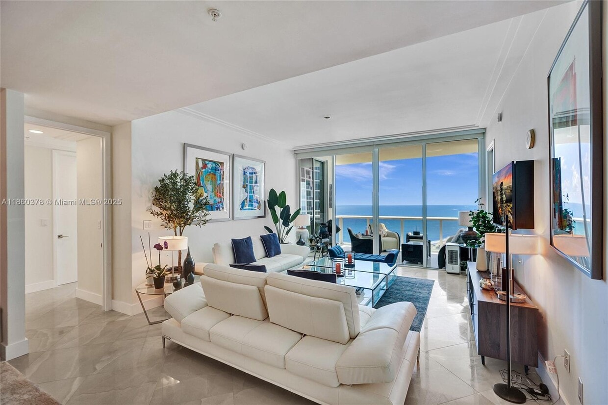 Foto principal - 18101 Collins Ave