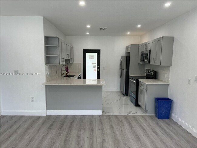 Foto del edificio - $3,600 1210 NW 123rd St