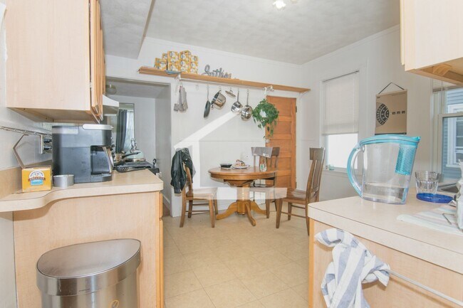 Building Photo - Large Unit, Private Deck, Eat-in Kitchen Laundry on a Site, Parking for Rent