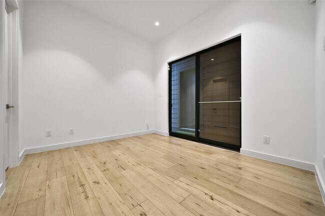 Foto del edificio - 819 W 24th St